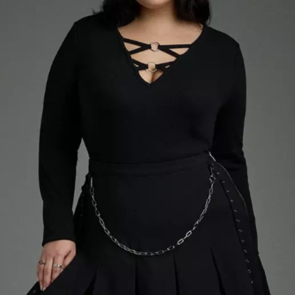 TORRID DEEP BLACK NIGHTFALL LACE FRONT O RING CROP TOP 2 2X 18 20 - Picture 3 of 5